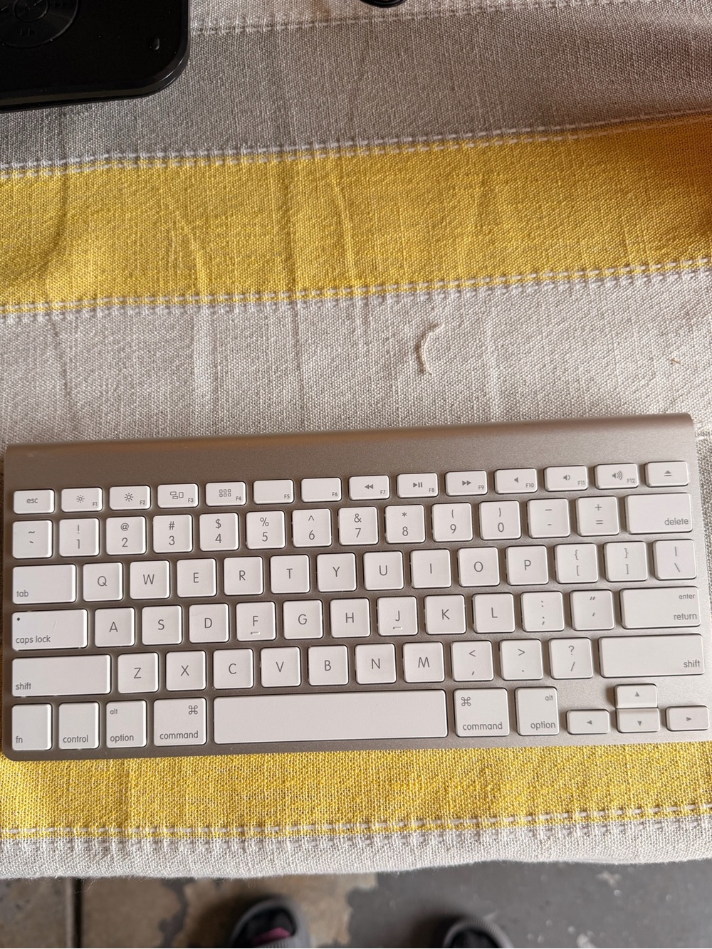 Apple White and Silver Wireless Bluetooth Keyboard - Compact Aluminum Design